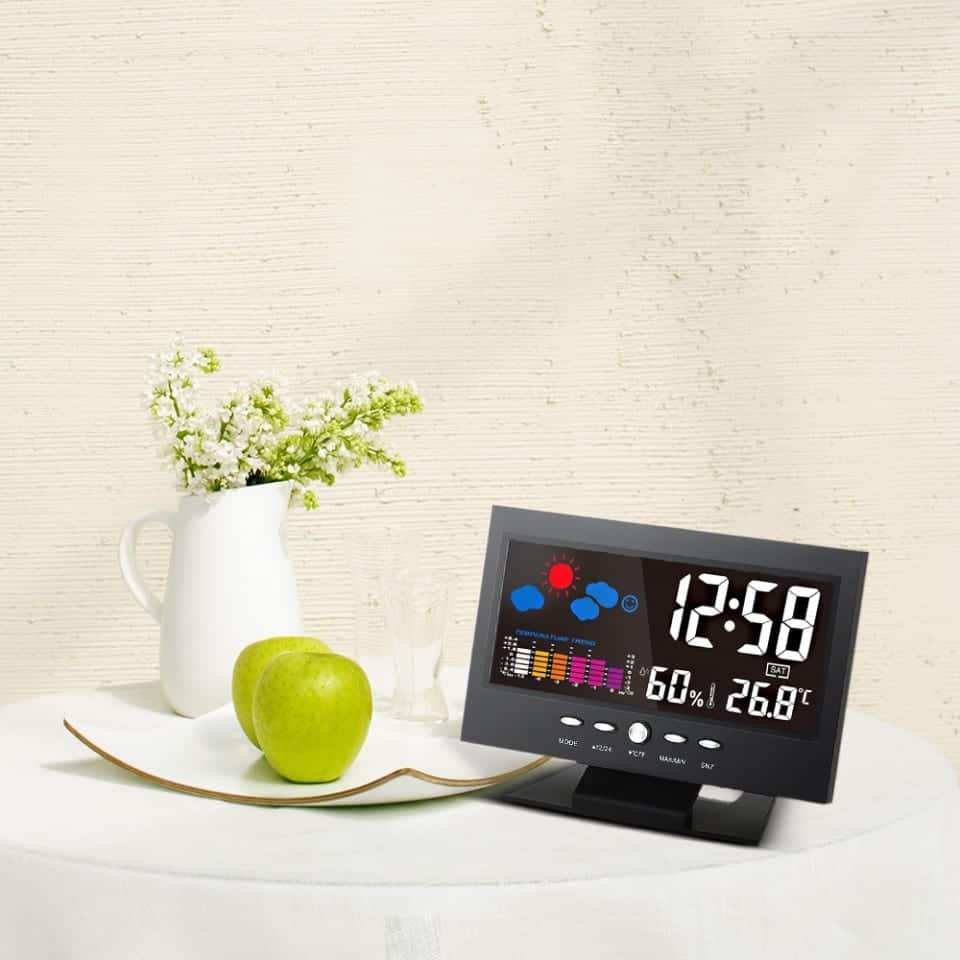 שעון דיגיטלי עם מסך לד צבעוני המפרט שעה, מזג אוויר, תאריך ועוד!